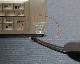 アルミテープとプラスチックテープの貼り付け(拡大) アルミテープとプラスティックテープ貼り付けの様子