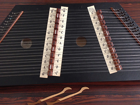Hammered dulcimer top view